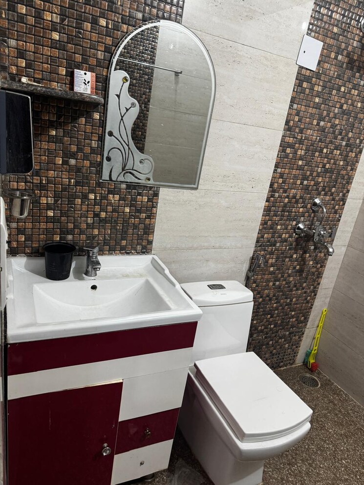 Team Area, sector 27 1 Bedroom 1200 Sq.Ft. Builder Floor In Sector 27 Gurgaon 9210021