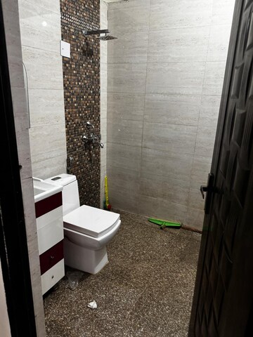 Bathroom in 1 BHK Builder Floor at Sector 27 – for Rent