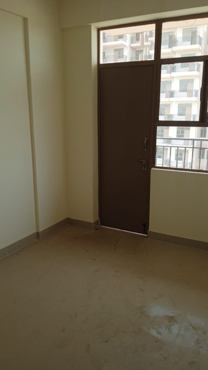 2 BHK + Extra Room Apartment For Sale in Pareena Laxmi Apartments