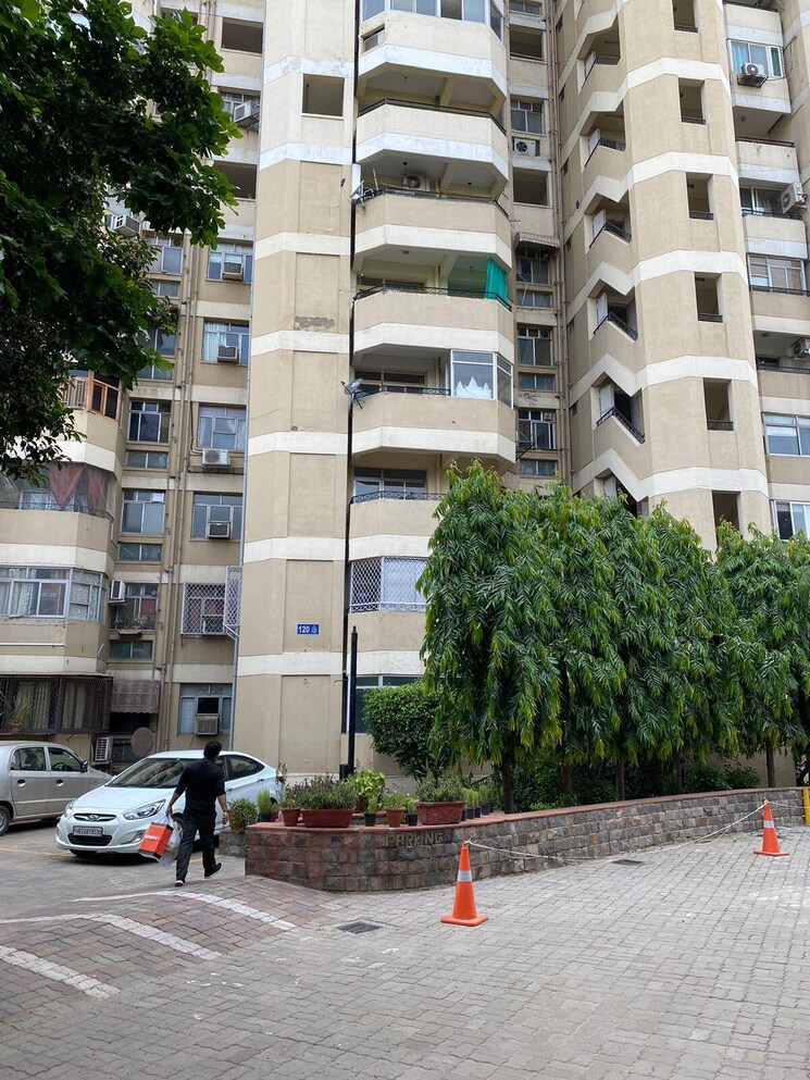 Exterior View, dlf-silver-oaks 2 Bedroom 1150 Sq.Ft. Apartment In Sector 26 Gurgaon 9210308