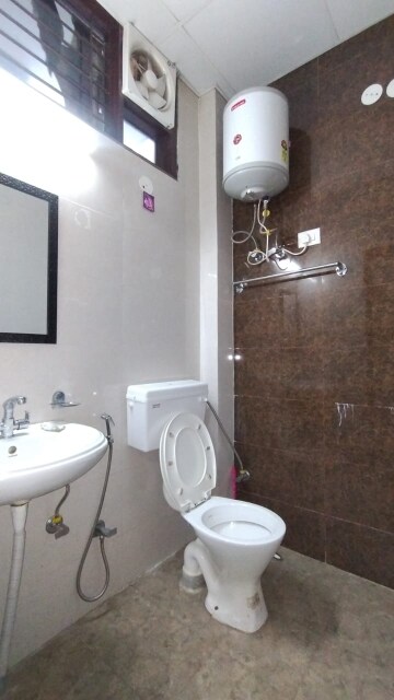 Bathroom in 1 RK Builder Floor at Luxury Villa, Sector 30 – for Rent