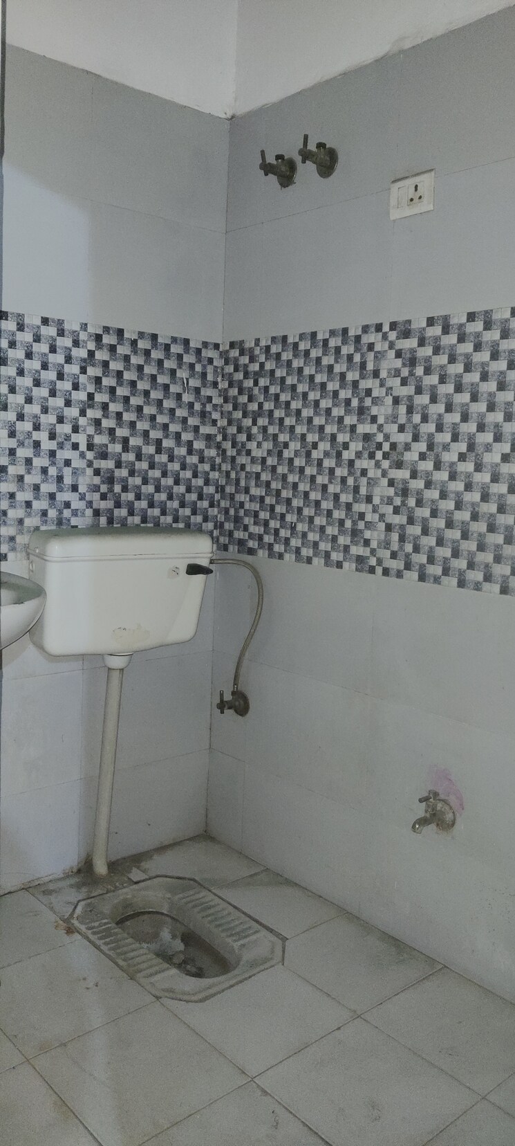 Bathroom, vasundhara sector 3 2 Bedroom 800 Sq.Ft. Builder Floor In Vasundhara Sector 3 Ghaziabad 9210598