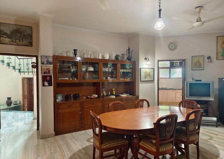 Gym, sainik farm 4 Bedroom 1500 Sq.Yd. Villa In Sainik Farm Delhi 9211148