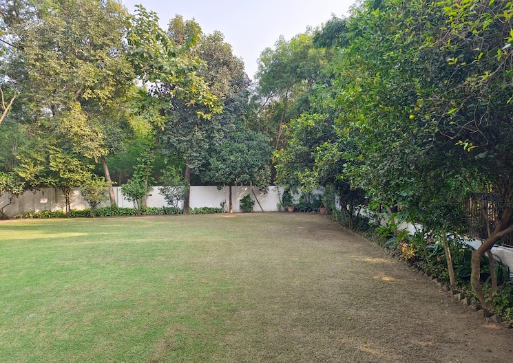 Garden, sainik farm 4 Bedroom 1500 Sq.Yd. Villa In Sainik Farm Delhi 9211148