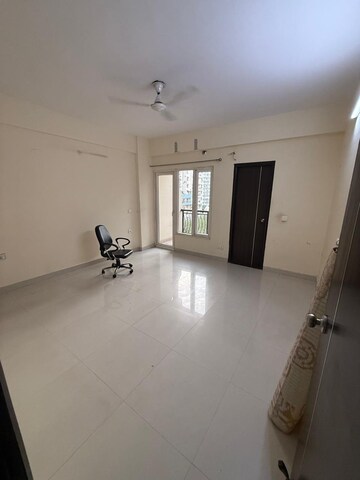Room in 2 BHK Apartment at SVP Gulmohur Residency, Indrapuram – for Rent
