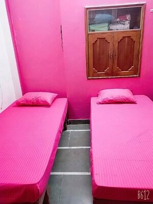 Room in  Pg at Subhanpura – for Rent