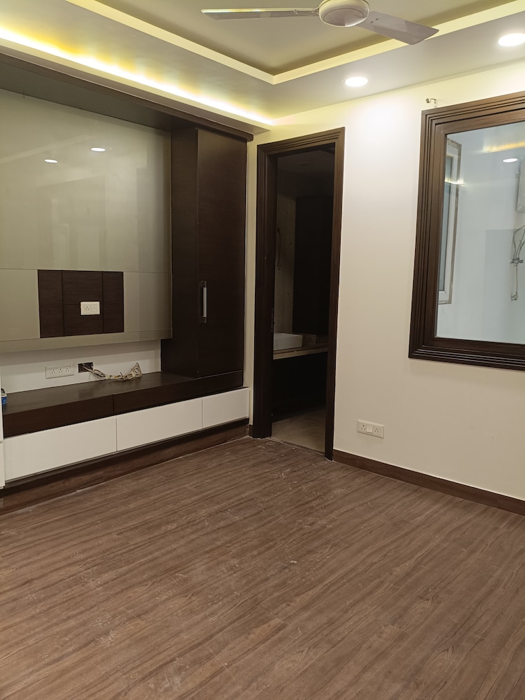 Room, new friends colony 4 Bedroom 300 Sq.Yd. Builder Floor In New Friends Colony Delhi 9211527