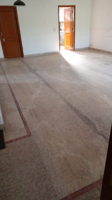 Room in 3 BHK Apartment at Ram Vatika, Defence Colony – for Rent