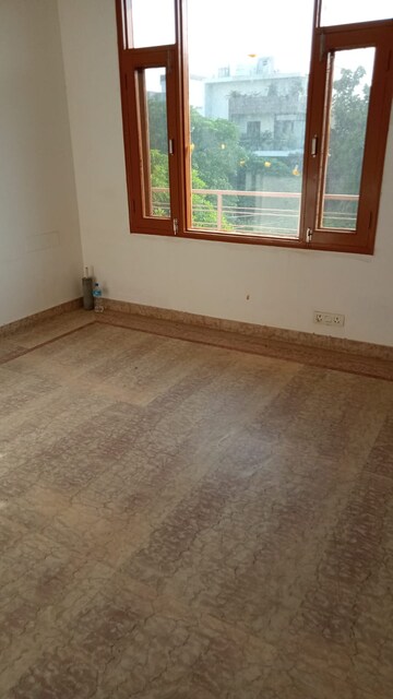 Room in 3 BHK Apartment at Ram Vatika, Defence Colony – for Rent