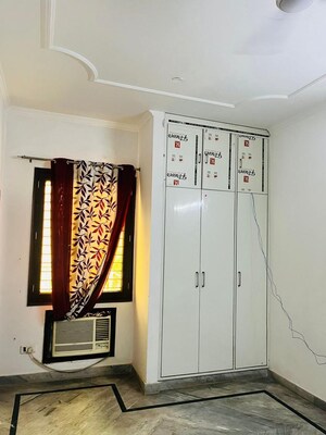 Furnished Amenities in 2 BHK Builder Floor at Krishna Nagar – for Sale