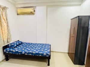 Bedroom in  Pg at Alkapuri – for Rent
