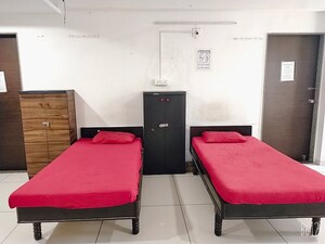 Room in  Pg at Alkapuri – for Rent