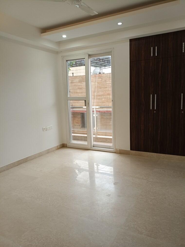 Room, new friends colony 4 Bedroom 300 Sq.Yd. Builder Floor In New Friends Colony Delhi 9211765