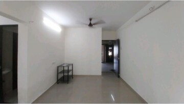 Room in 2 BHK Apartment at Kalpataru Paramount, Kapur Bawdi – for Rent