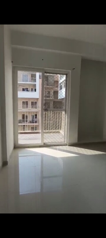 Room in 3 BHK Apartment at Arihant Amber, Sector 1 Greater Noida – for Sale