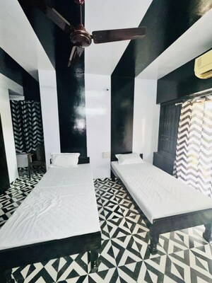 Room in  Pg at Fatehganj – for Rent