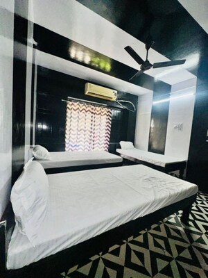 Room in  Pg at Fatehganj – for Rent