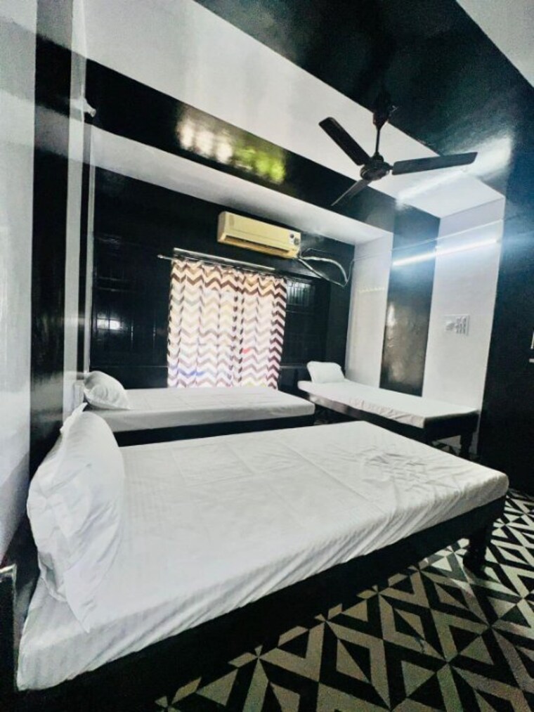 Room, fatehganj Pg For Boys & Girls In Fatehganj 9211182