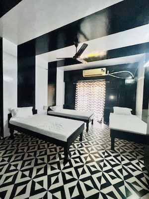 Room in  Pg at Fatehganj – for Rent