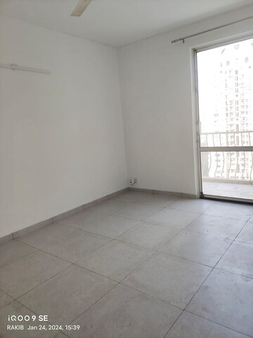 Room in 4 BHK Apartment at DLF The Carlton Estate, Dlf Phase V – for Sale