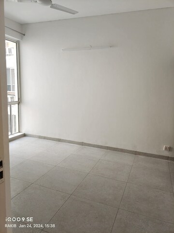 Room in 4 BHK Apartment at DLF The Carlton Estate, Dlf Phase V – for Sale