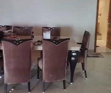 Team Area in 4 BHK Apartment at Meera Tower, Andheri West – for Sale