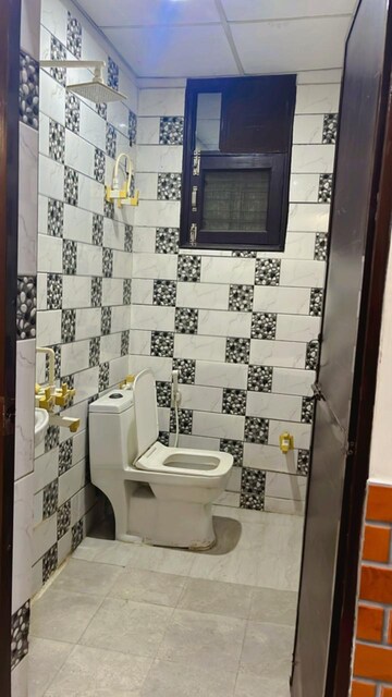 Bathroom in 2.5 BHK Apartment at Aims Golf City, Sector 75 – for Rent