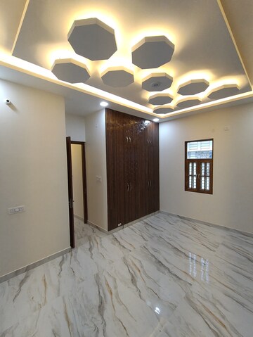 Room in 3 BHK Independent House at Jankipuram Extension – for Sale