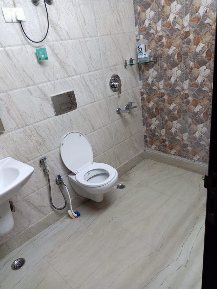 Bathroom, green park 2 Bedroom 160 Sq.Yd. Builder Floor In Green Park Delhi 9211984