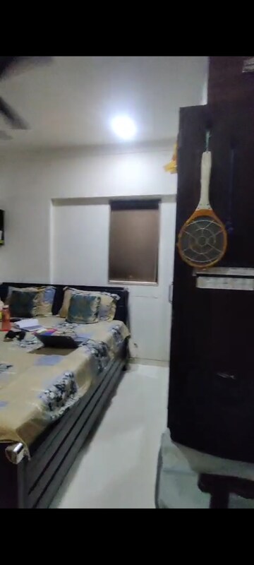 Furnished Amenities in 2 BHK Apartment at Vile Parle East – for Rent