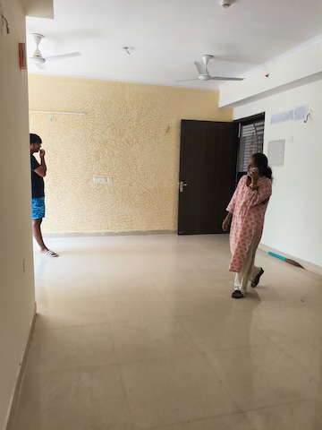 Furnished Amenities in 3 BHK Apartment at Amrapali Crystal Homes, Sector 76 – for Rent