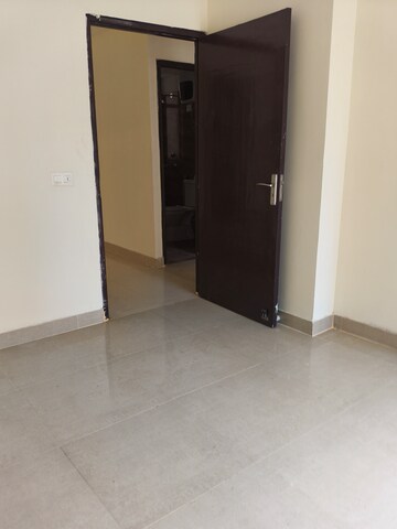 Room in 3 BHK Apartment at Amrapali Crystal Homes, Sector 76 – for Rent