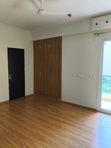 Room in 3 BHK Apartment at Amrapali Crystal Homes, Sector 76 – for Rent
