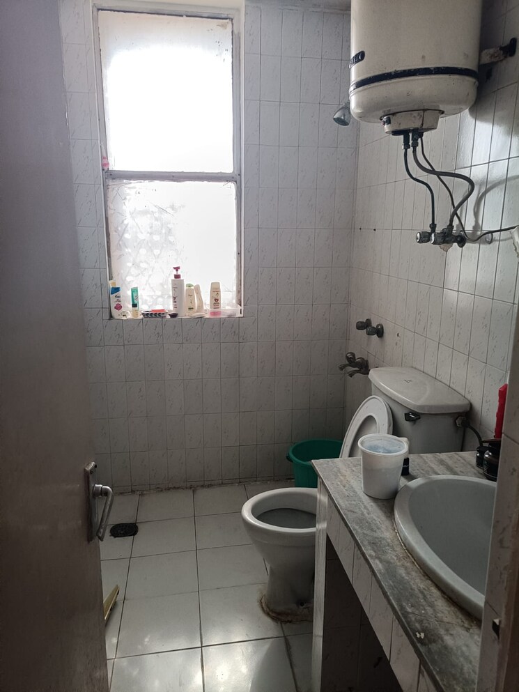 Bathroom, dlf-silver-oaks 2 Bedroom 1270 Sq.Ft. Apartment In Sector 26 Gurgaon 9211999