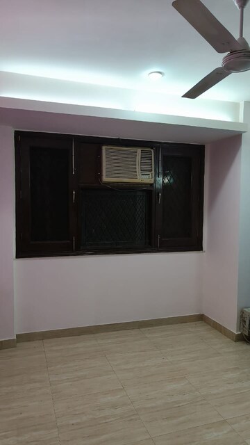 Room in 3 BHK Builder Floor at Safdarjung Enclave – for Rent