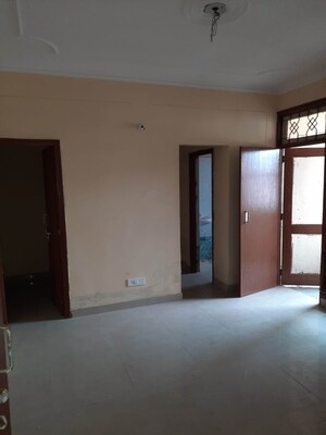 Room in 3 BHK Builder Floor at Pi I And Ii Greater Noida – for Rent