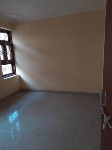 Furnished Amenities in 3 BHK Builder Floor at Pi I And Ii Greater Noida – for Rent