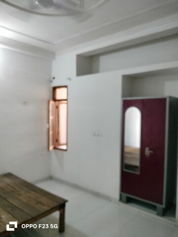 Room in 2 BHK Builder Floor at Gomti Nagar – for Rent