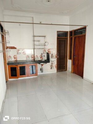 Room in 2 BHK Builder Floor at Gomti Nagar – for Rent