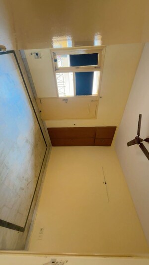 Room in 4 BHK Apartment at Prateek Residency, Phi Iii Greater Noida – for Rent