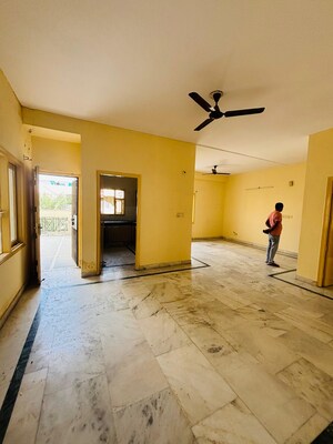 Room in 4 BHK Apartment at Prateek Residency, Phi Iii Greater Noida – for Rent