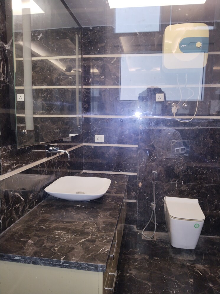 Attached Bathroom, veera-safdarjung-enclave 4 Bedroom 4500 Sq.Ft. Apartment In Safdarjung Enclave Delhi 9212517