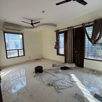 Bedroom in 6+ BHK Villa at Sector 23 – for Rent