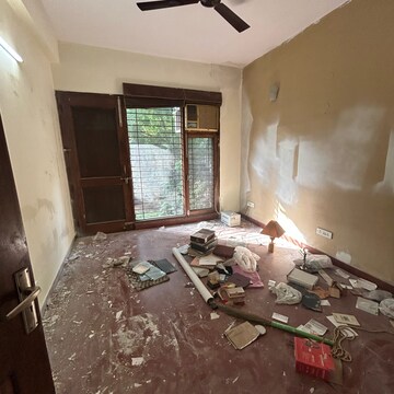 Living Room in 6+ BHK Villa at Sector 23 – for Rent