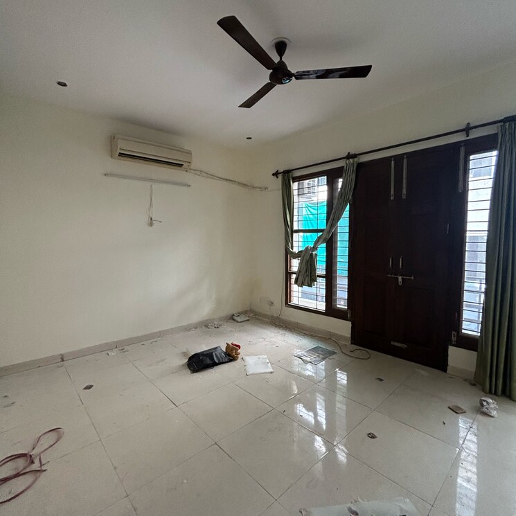 Room, sector 23 6+ Bedroom 4500 Sq.Ft. Villa In Sector 23 Gurgaon 9212697