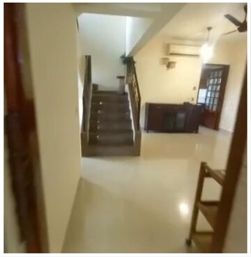 Furnished Amenities in 3 BHK Apartment at Lokhandwala Complex, Andheri West – for Rent