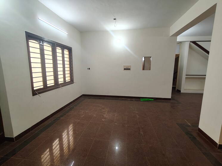 Room, ashok nagar Commercial Warehouse 4500 Sq.Yd. In Ashok Nagar Chennai 9212894