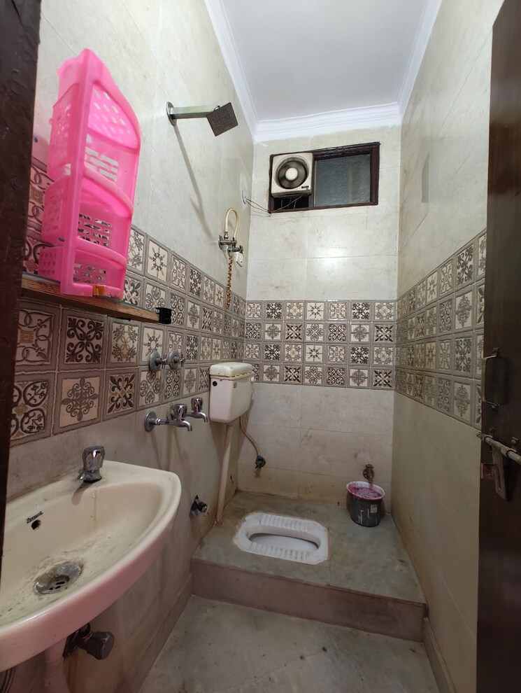 Bathroom, govindpuri 2 Bedroom 700 Sq.Ft. Builder Floor In Govindpuri Delhi 9212909
