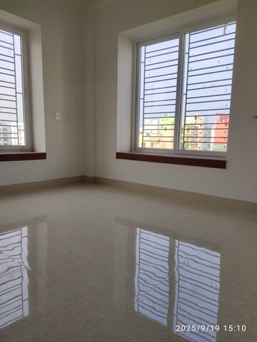 Room in 2 BHK Apartment at Kristi Villa, Chinar Park – for Sale