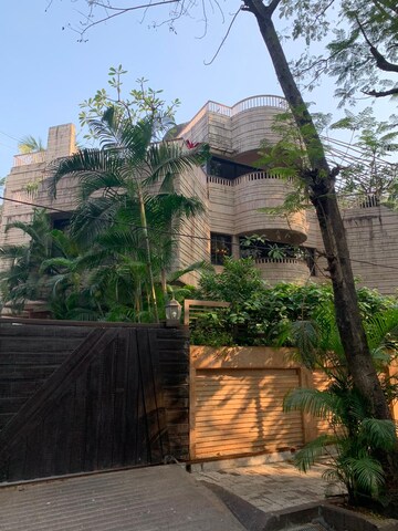 5 BHK Villa – Garden View at Juhu - for Sale